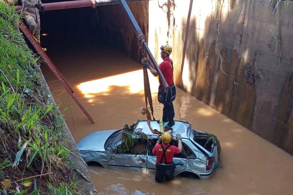 Jovem que sobreviveu a enxurrada viu irmã ser arrastada pela água