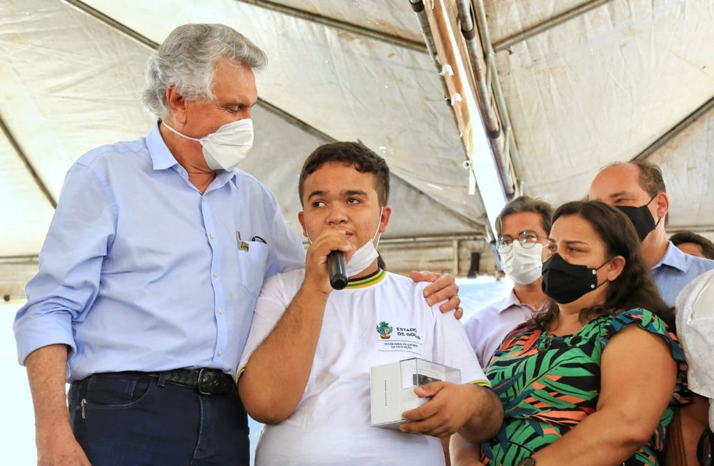 O governador Ronaldo Caiado ao lado do estudante Tayrone Rodrigues Bueno, de Rianápolis, no Vale do São Patrício