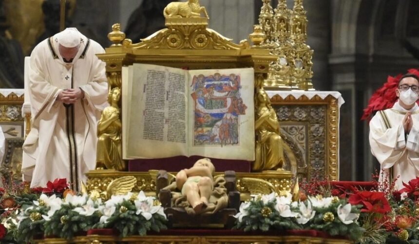 Os fiéis puderam estar presentes na Basílica de São Pedro, diferente de 2020, quando a cerimônia foi fechada devido à pandemia da Covid-19.