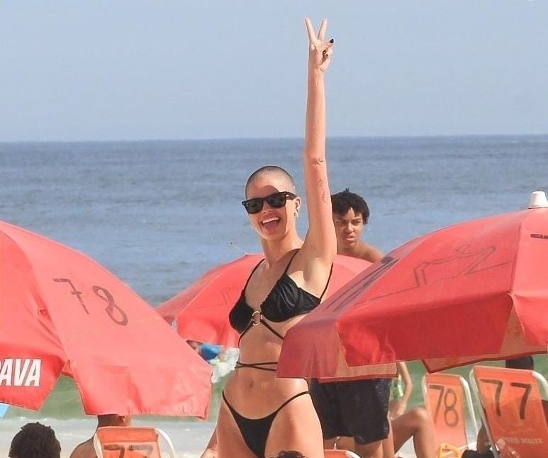 Agatha Moreira aparece em público com seu novo visual em praia no Rio Goiás Notícia