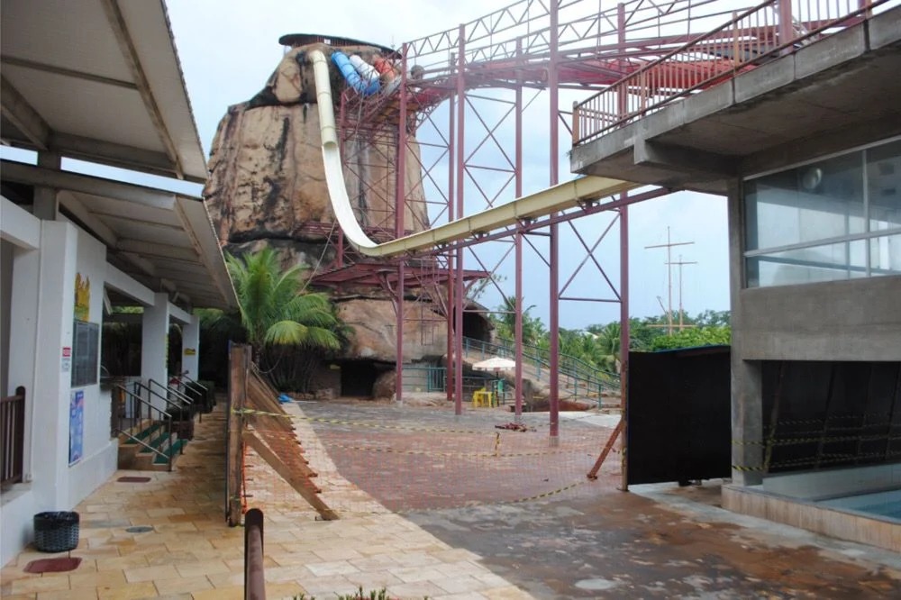 Gerente de clube e engenheiro viram réus por morte de criança que caiu de  toboágua em Caldas Novas, Goiás